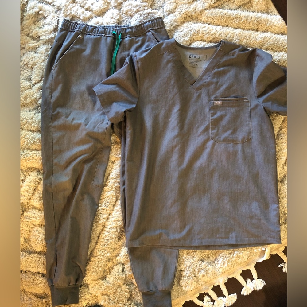 Figs scrubs heather grey best seller kit. Medium shirt small pant.